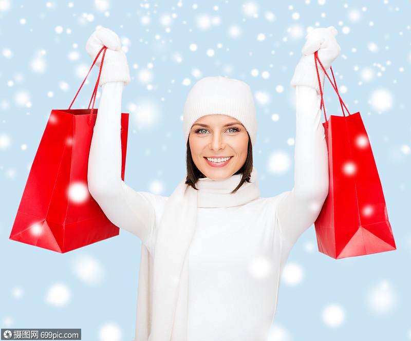 零售销售快乐的女人穿冬天的衣服购物袋顾客雪花