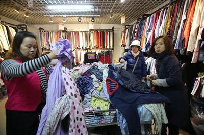 商场“打折”也卖不出的衣服,都是怎么解决的?内行人说出答案!