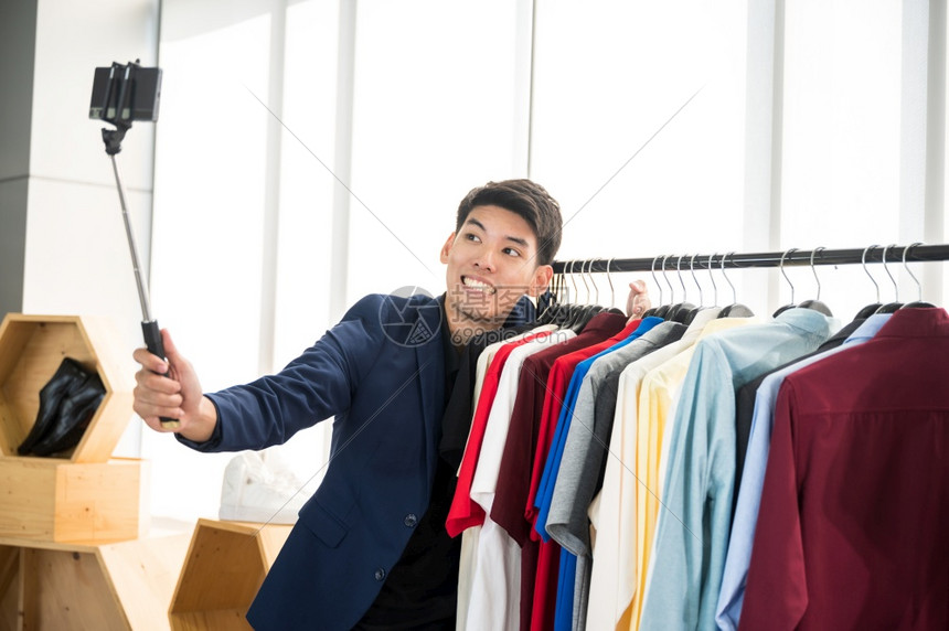 青年男子正在网上广播服装销售